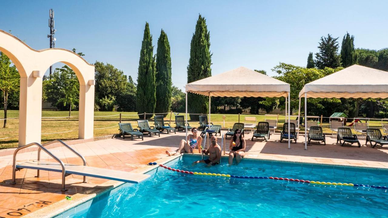 Hotel Vega פרוג'ה מראה חיצוני תמונה