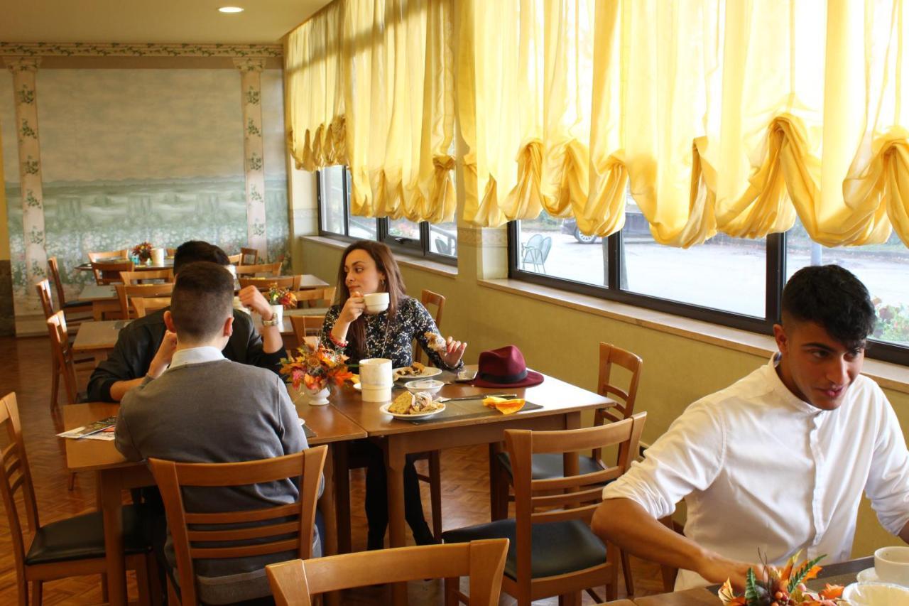 Hotel Vega פרוג'ה מראה חיצוני תמונה