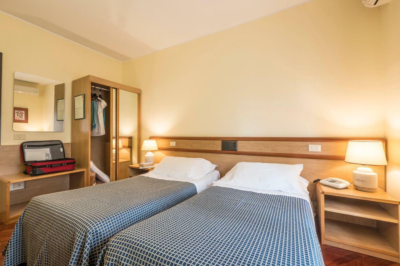 Hotel Vega פרוג'ה מראה חיצוני תמונה