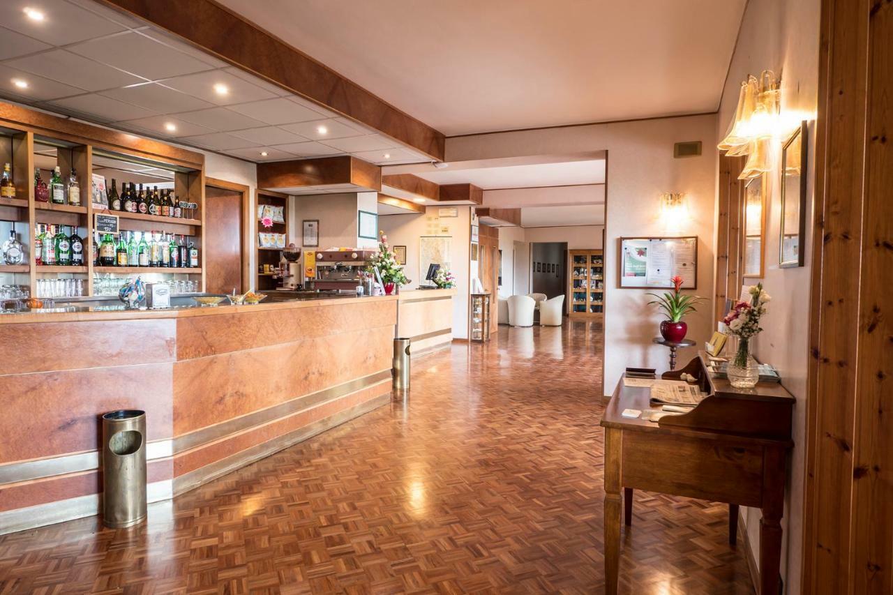 Hotel Vega פרוג'ה מראה חיצוני תמונה