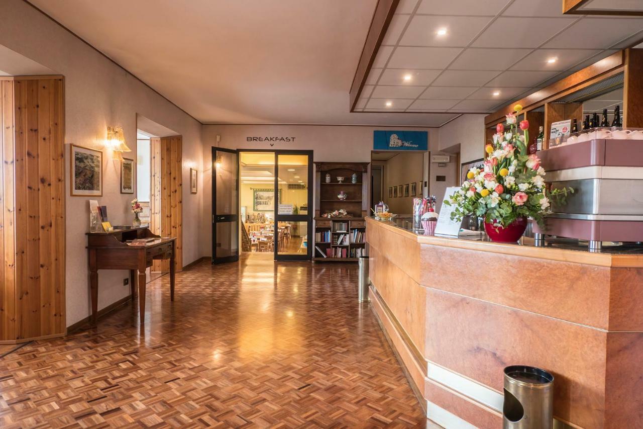 Hotel Vega פרוג'ה מראה חיצוני תמונה