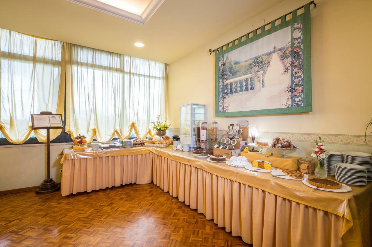 Hotel Vega פרוג'ה מראה חיצוני תמונה