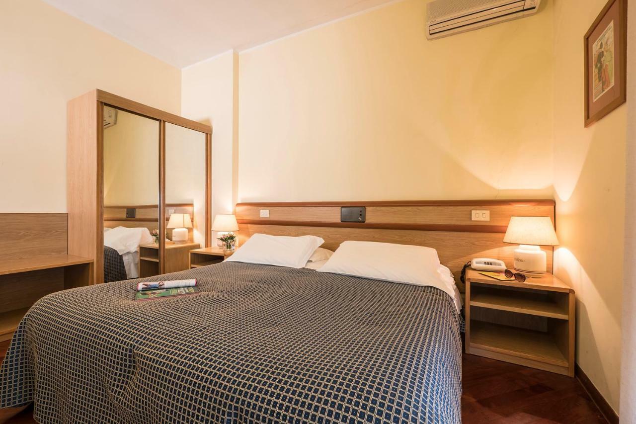 Hotel Vega פרוג'ה מראה חיצוני תמונה