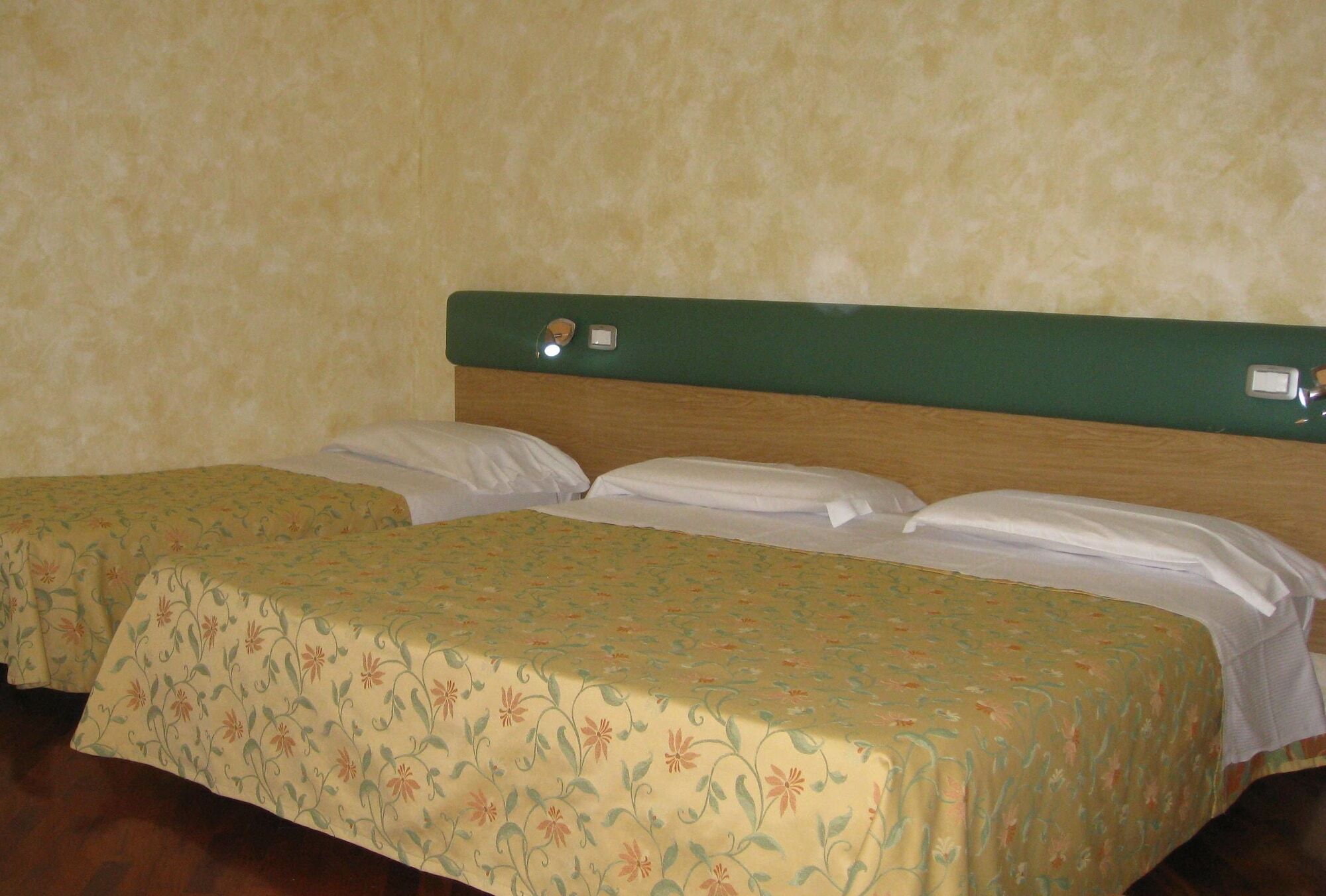 Hotel Vega פרוג'ה מראה חיצוני תמונה