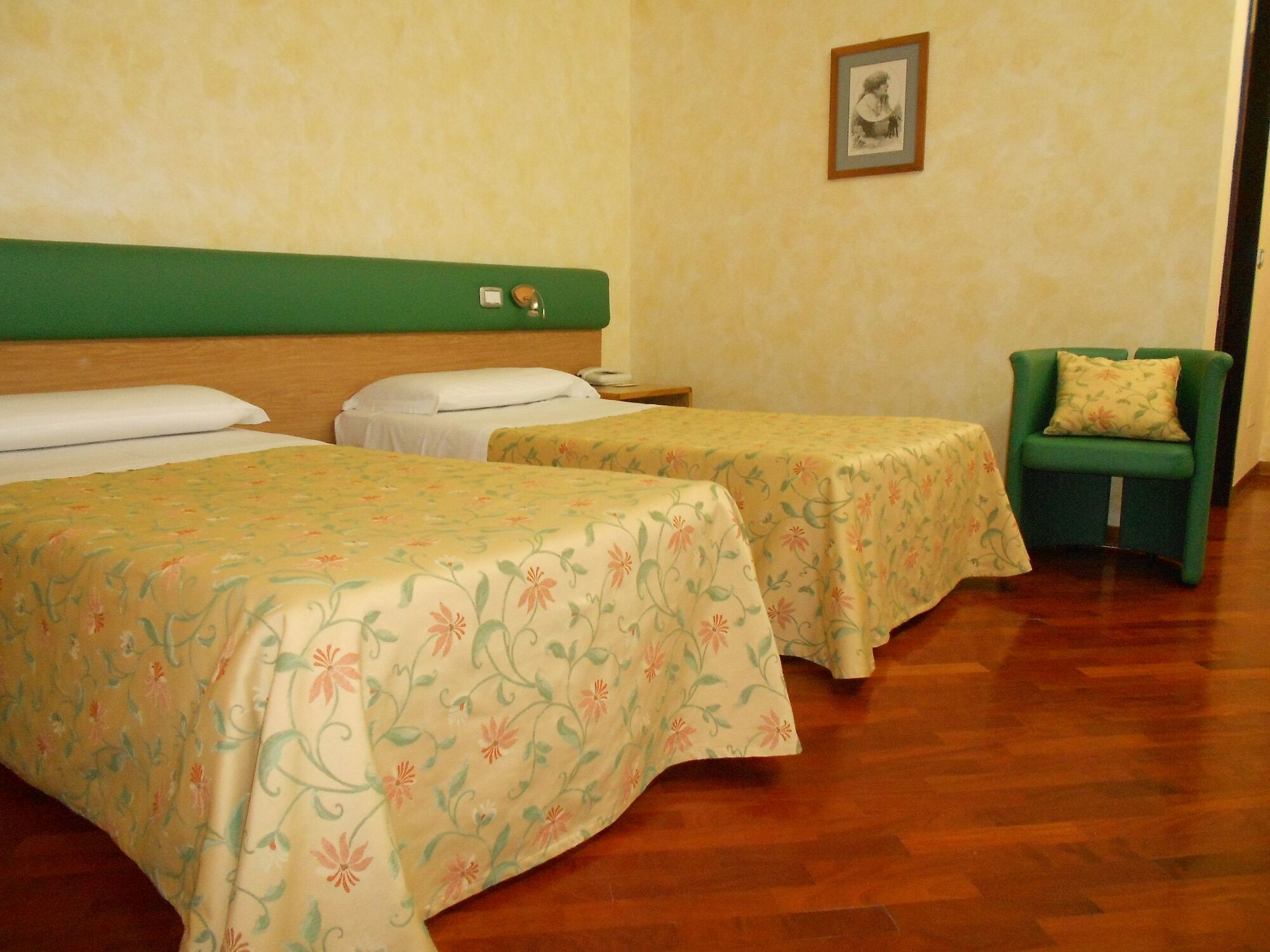 Hotel Vega פרוג'ה מראה חיצוני תמונה